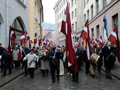 День памяти легионеров в Риге: памятник Свободы огражден барьерами, полиция наготове - Литва и страны Балтии