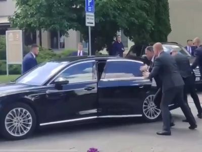 СМИ:  Полиция Словакии повысила уровень охраны школ, пространства у парламента и редакций СМИ - В Мире