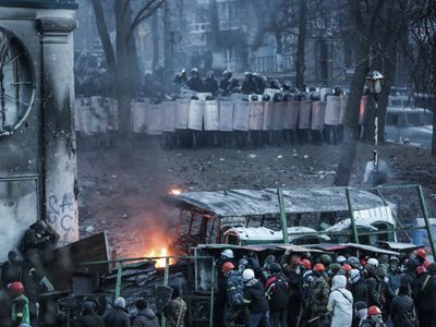 "Беркут" разобрал часть баррикад в центре Киева - В Мире