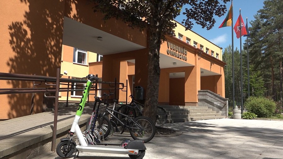 Летний кинотеатр и не только. Как обновляется гимназия «Verdenės»  (видео) - В Висагинасе