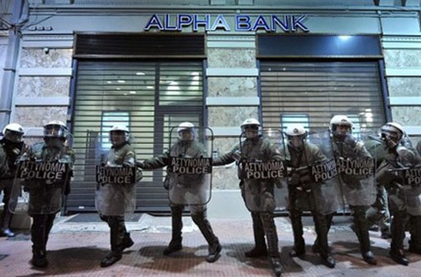 Полицейские Греции пригрозили арестовать чиновников МВФ
