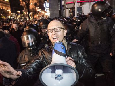 Яценюк призвал Януковича объявить перемирие до утра - В Мире