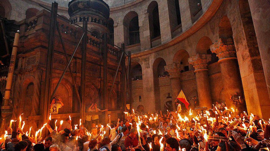 Благодатный огонь сошел в храме Гроба Господня в Иерусалиме - В Мире