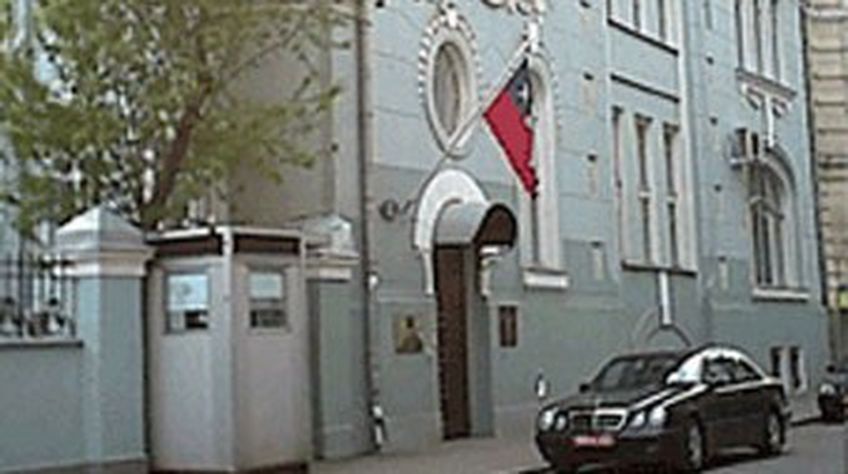 Пьяный немец сорвал флаг с посольства Чили в Москве