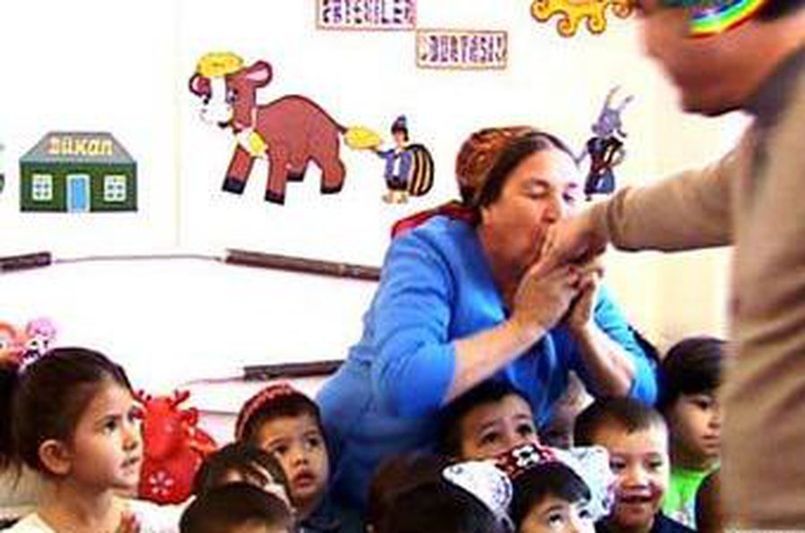 Почитательница президента Туркмении поцеловала ему руку - В Мире