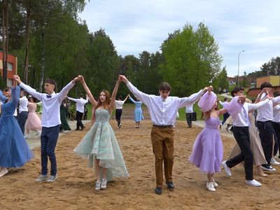 Прозвучали последние звонки для выпускников висагинских гимназий Вердянес и Атгимимо (видео) - В Висагинасе