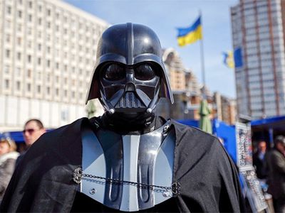 Дарт Вейдер не смог проголосовать из-за шлема - В Мире