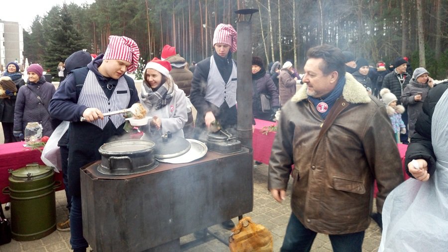 Акция «Подари другу Рождество» в этом году стартовала у городской новогодней елки - В Висагинасе