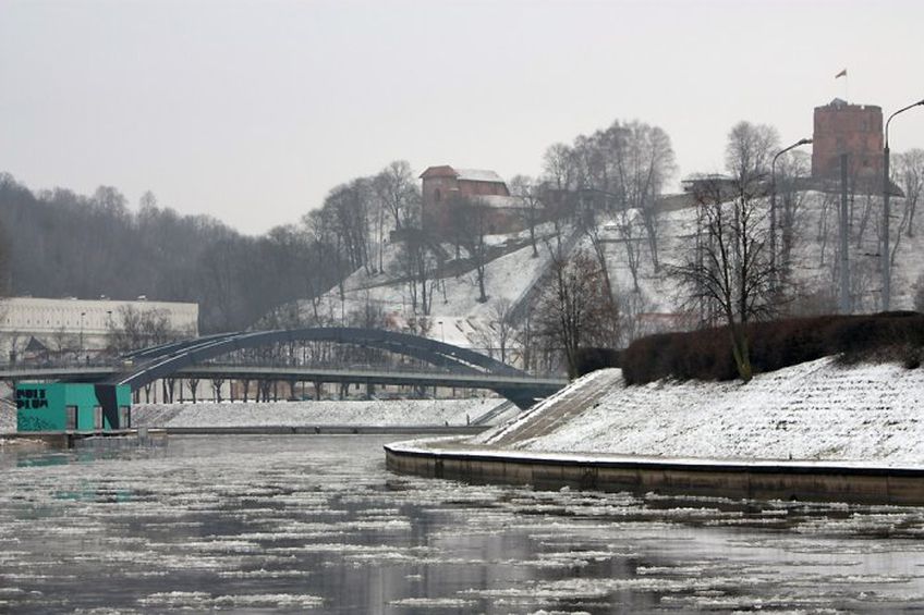 В центре Вильнюса с моста прыгнула девушка                                