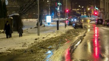 Eismo sąlygas sunkina plikledis, naktį neturėtų snigti - kelininkai