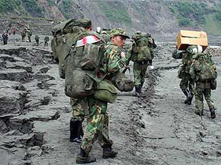 На борьбу с последствиями землетрясения брошены 100 тысяч китайских военных