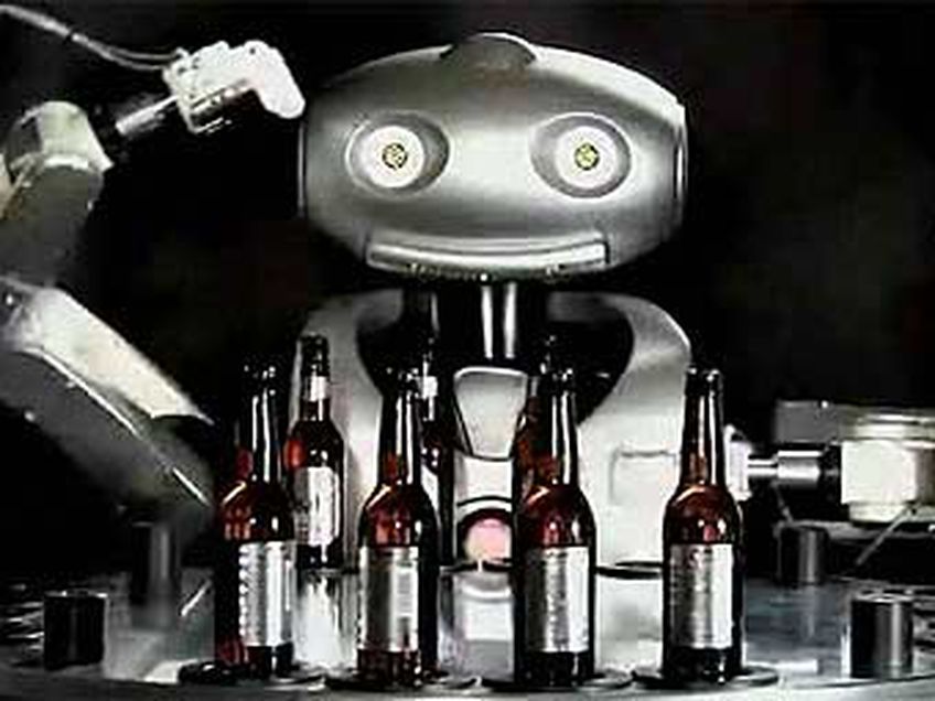 Японцы научили робота наливать пиво