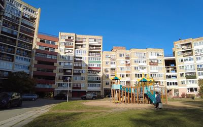 В Висагинасе под общественными балконами дома по ул. Парко обнаружено тело мертвого мужчины - Происшествия и криминал