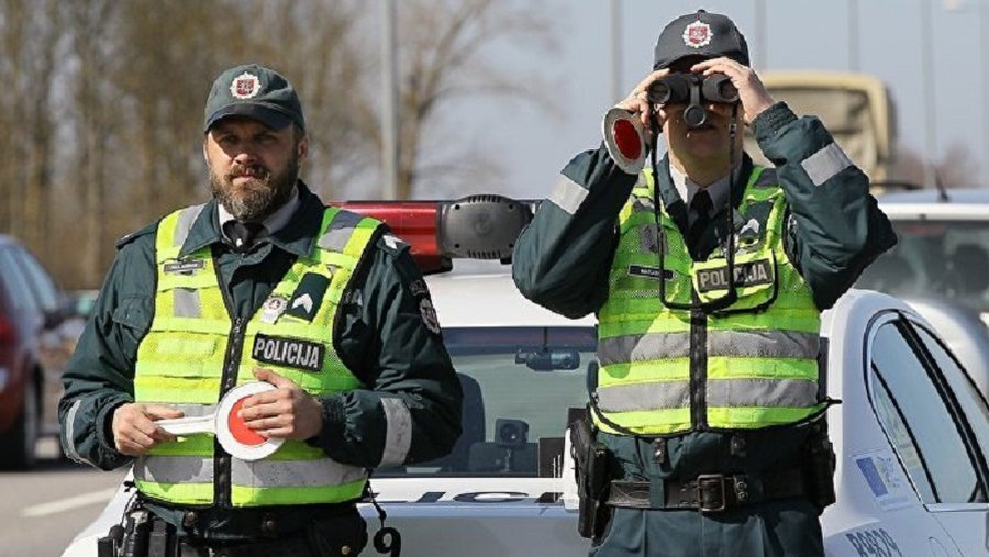 Сотрудники полиции начинают нетрадиционную акцию "Каждый является пешеходом" - Литва и страны Балтии