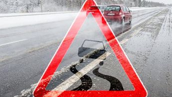 Дорожные службы предупреждают: на большей части территории страны – гололедица, снег и слякоть