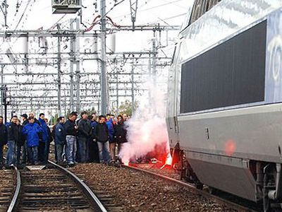 Во Франции остановился транспорт и не работает почта  - В Мире