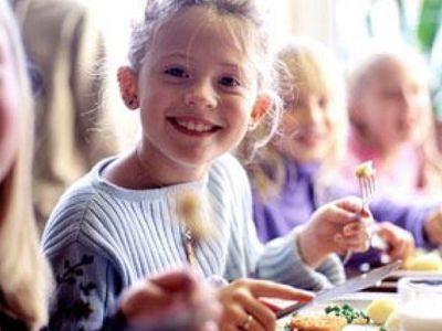 Предлагается бесплатно кормить всех дошкольников и учеников начальных классов - Литва и страны Балтии