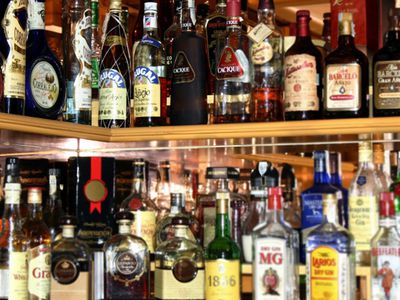 Споить ради выплат пенсионерам - Литва и страны Балтии