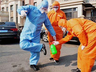 В четверг более 10 предприятий получили разрешения на производство дезинфицирующей жидкости - Литва и страны Балтии