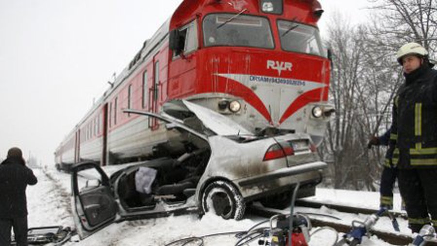 В Мариямполе поезд около 150 метров толкал перед собой автомобиль Saab - Происшествия и криминал