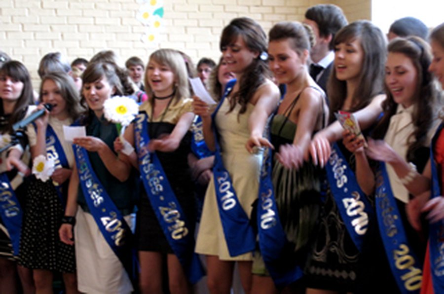 Веселый и грустный последний звонок... - В Висагинасе