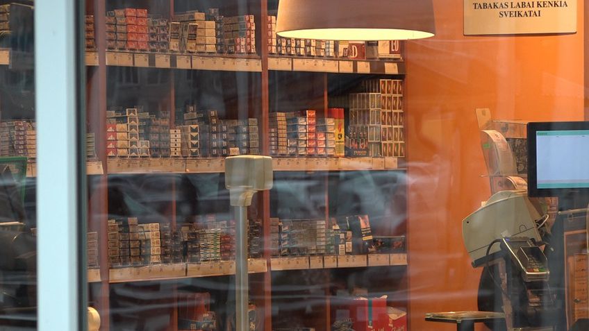Комитет Сейма одобрил запрет выставлять в местах продажи табачные изделия рядом с покупателем