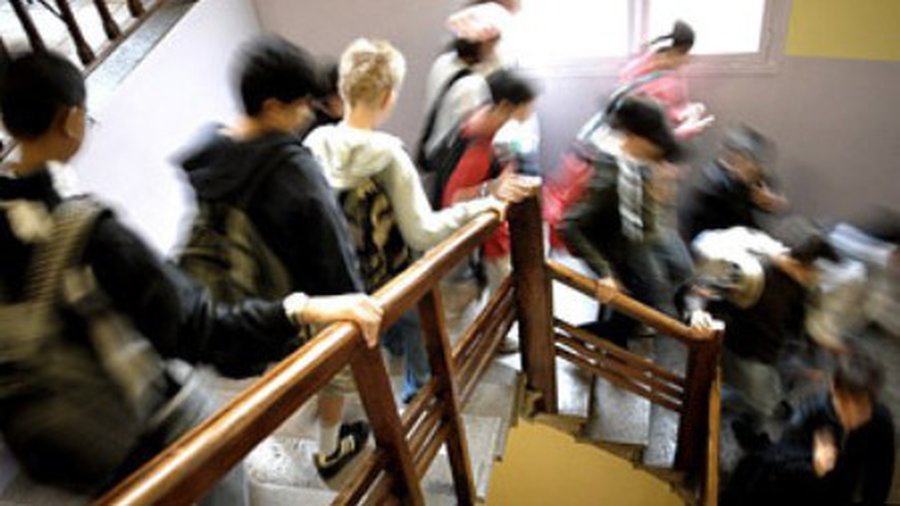 Во Франции учителя отстранили от работы за эссе о суициде - В Мире