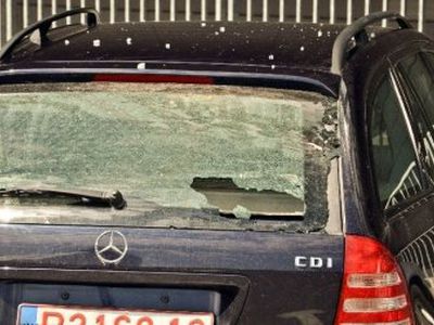 Iš 7 metrų aukščio krisdamas „Akropolio“ lango stiklas apgadino tris automobilius - Lietuva ir Baltijos šalys