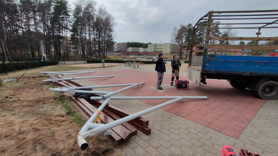 Начаты работы по ремонту навеса со скамейками - В Висагинасе