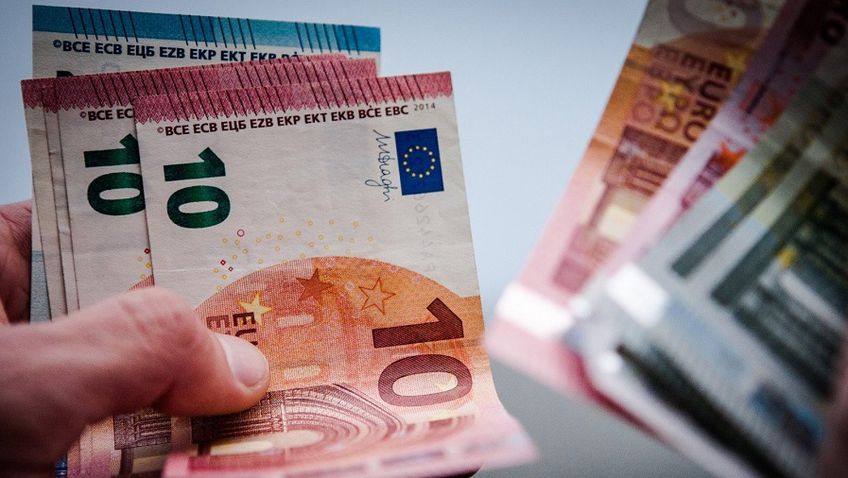 Зарплаты растут почти по всей Литве: средние доходы "на руки" - 834 евро