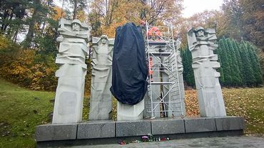 Памятники советским воинам на Антакальнисском кладбище накрыты черной тканью