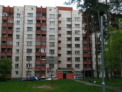 Жители продолжают утеплять дома: ремонтировать стыки и менять двери подъездов - В Висагинасе