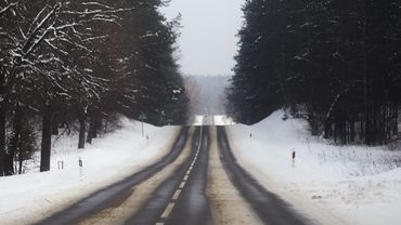 Kelininkai įspėja dėl slidžių rajoninių kelių, naktį eismo sąlygas sunkins šlapdriba, plikledis ir rūkas