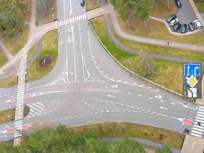 Перекрёсток недоразумений: новая разметка не принесла ясности (видео) - В Висагинасе