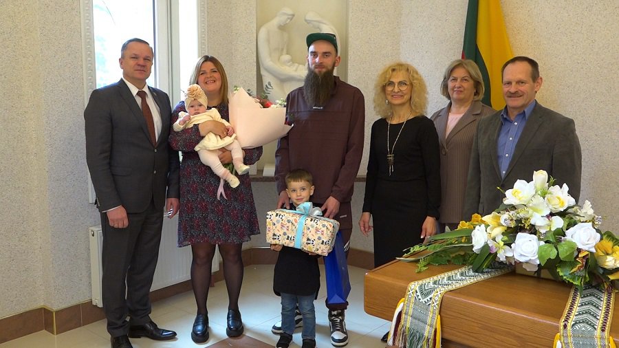 15 мая в загсе чествовали первого новорожденного ребенка (видео) - В Висагинасе