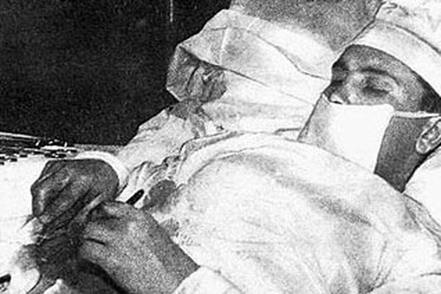 На Западе вспоминают и до сих пор чтут советского хирурга, который сам себе вырезал аппендикс на антарктической базе 
 - Наука и здоровье