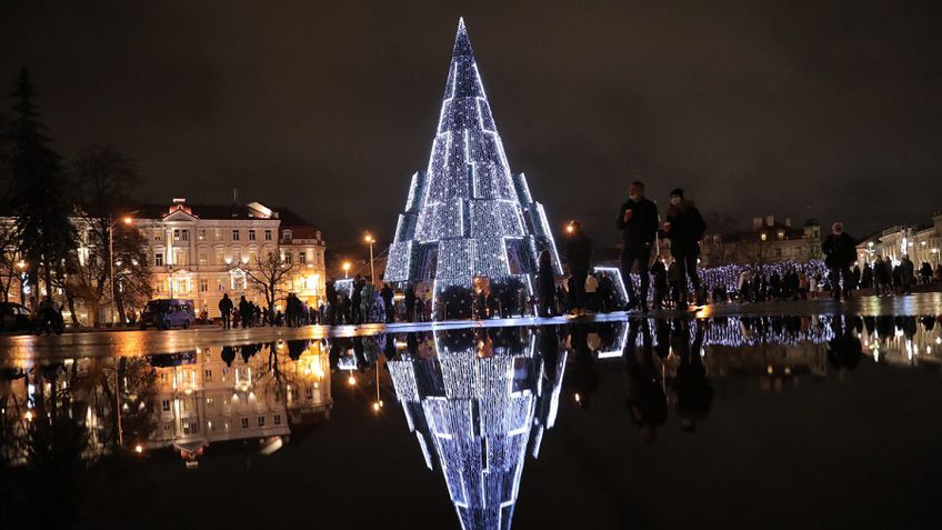 Крупнейшие города Литвы в новогоднюю ночь погасят огни на своих главных елках