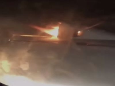 Пассажиры сняли на видео посадку Ту-204 с горящим двигателем - В Мире