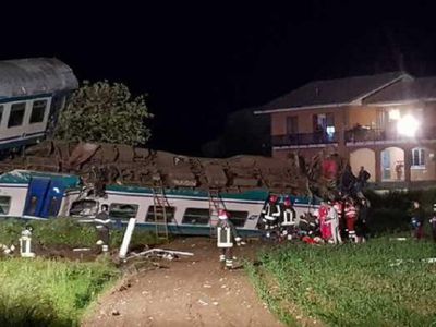 СМИ: в Италии поезд врезался в грузовик - Происшествия и криминал