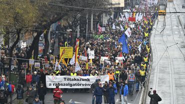 Tūkstančiai vengrų protestuoja dėl naujų viršvalandžių įstatymų