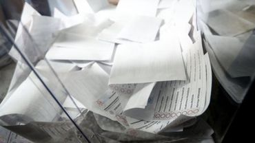 На избирательном участке в Вильнюсе десятки бюллетеней оказались в мусорном ящике