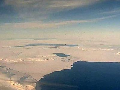 Команда траулера РФ борется за жизнь у берегов Антарктиды                                 - В Мире