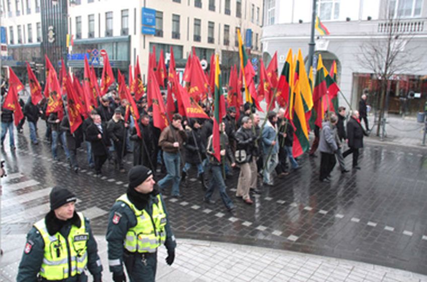 Митинг в честь независимости Литвы начался с выкриков «Хороша Литва без русских» и драки с антифашистами
         