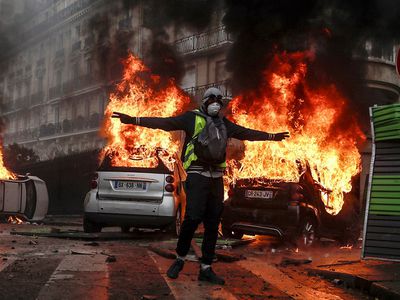 На Елисейских полях в Париже протестующие прорвали кордон полиции - В Мире