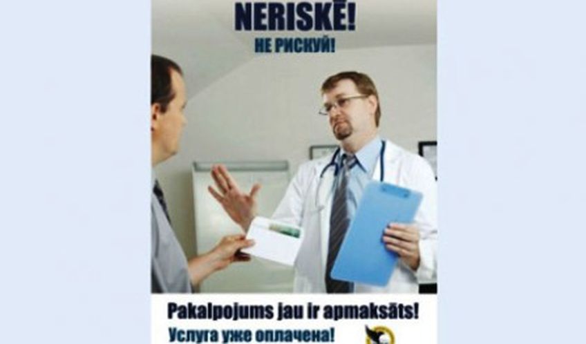 В Латвии потребовали убрать из больниц двуязычные плакаты