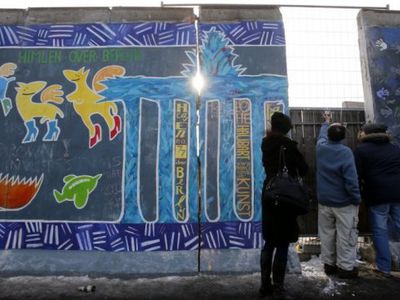 

Художники протестуют против разрушения Берлинской стены
 - Культурные и спортивные мероприятия