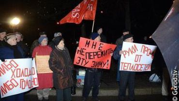 Несколько сотен горожан митинговали у Даугавпилсской городской думы против нищеты и приватизации


