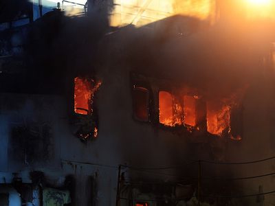 В районе Керченского пролива горят два судна - В Мире