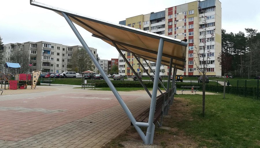 Во что обошлось восстановление навеса со скамейками в детском городке? - В Висагинасе