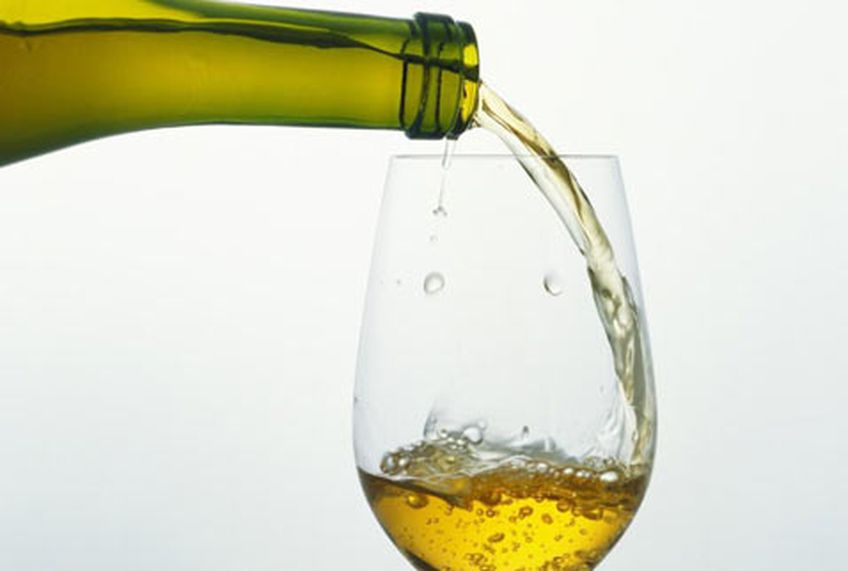 Открывайте бутылку: белое вино может быть вам полезно